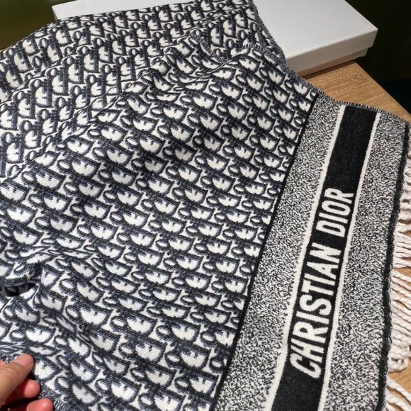 Dior Shawls: The Perfect Accessory for Every Outfit - Picture 6 of 8